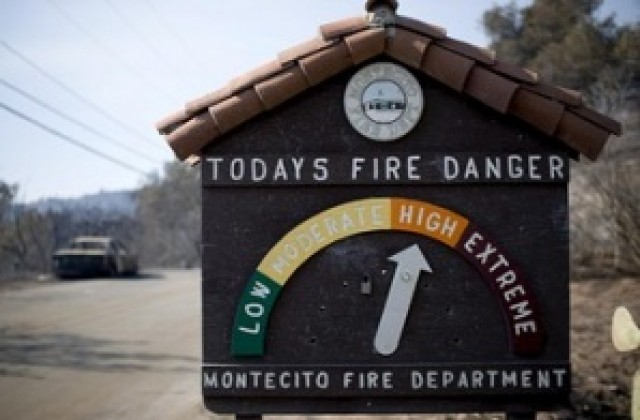 Пожари изпепелиха над 100 къщи в Калифорния