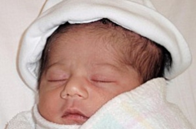 Роди се първото в света бебе от трансплантиран яйчник