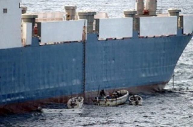 Сомалийски пирати отвлякоха японски кораб