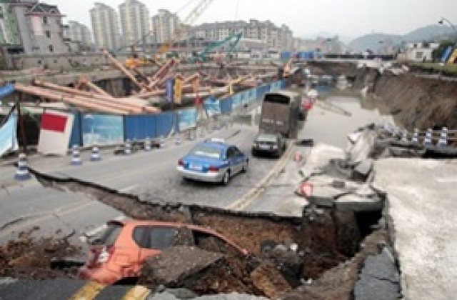 Над 20 души са загинали при пропаднал тунел на метро в Китай