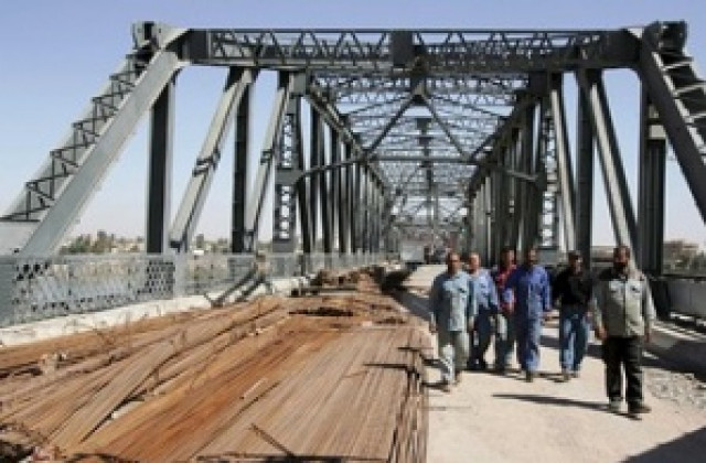 В Багдад възстановяват мост, символ на мира