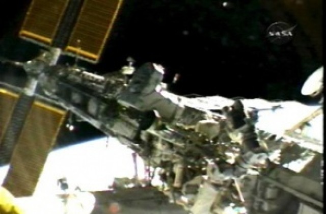 Астронавти от Индевър прекараха близо 7 часа в открития космос