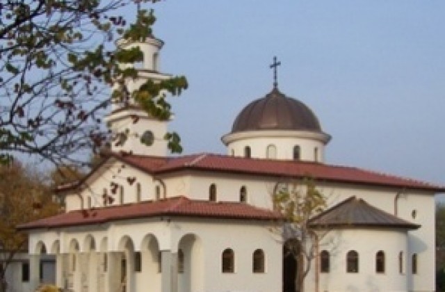 Положиха мощи на Св. Климент Охридски в нов православен храм
