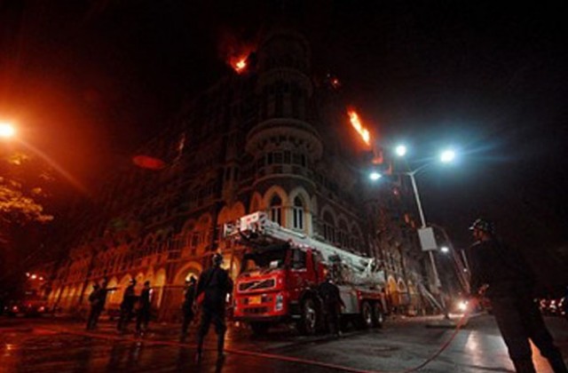 Над 100 са жертвите на атентатите в Мумбай