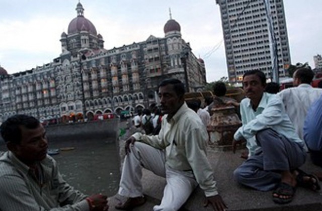 Едва десет терористи нападнали Мумбай