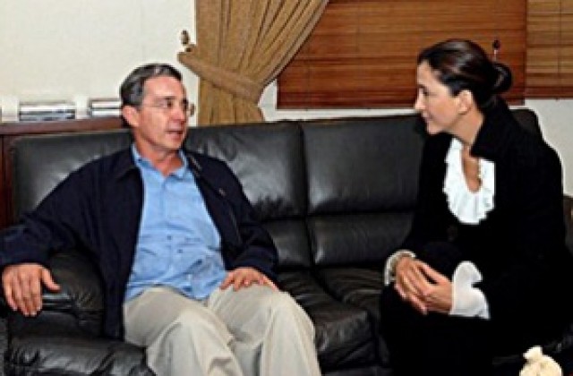 Бетанкур на първо посещение в Колумбия след освобождаването й