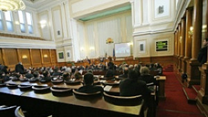 Депутатите обсъждат по висок акциз за цигари и горива