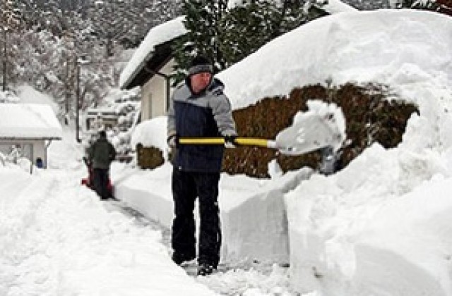 Силен снеговалеж затвори пътища в Южна Австрия