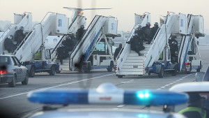 Терористи отвлякоха самолет с 23 пътници