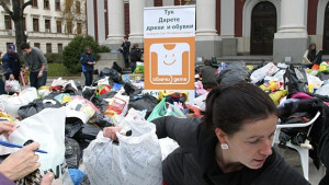 Софиянци събраха дрехи за сираци