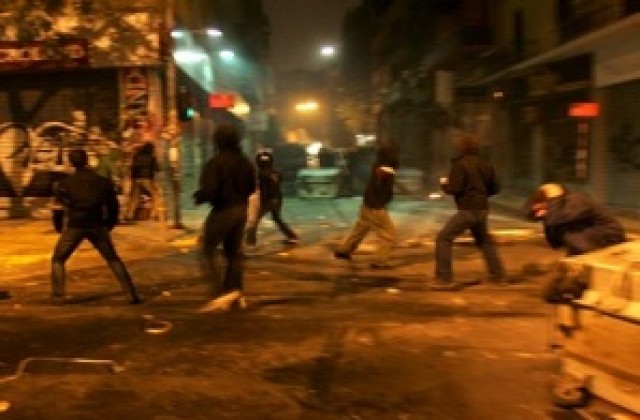 Безредиците и палежите в Атина продължават
