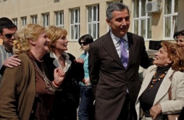 Черна гора дава заем на банка, контролирана от семейството на премиера