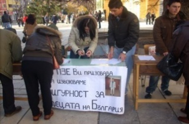 Ученици искат справедлива присъда за убийците на Стоян