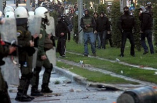 Четвърта нощ на размирици в гръцки градове