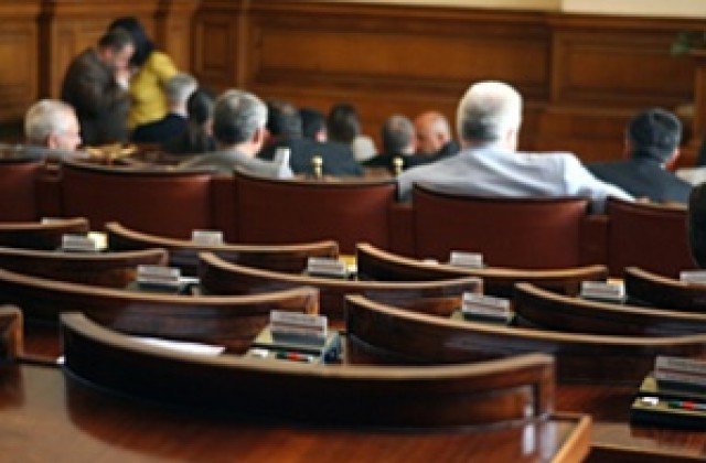 Депутати гласуват Закона за държавния служител