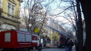 5 часа гасят таван в центъра