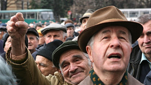 Минималната пенсия скача с 10 от януари