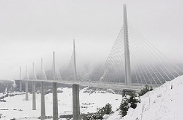 Снежни бури затрудниха транспорта в Северна Испания