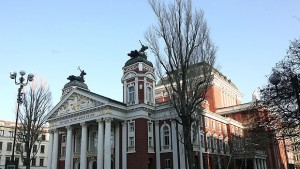 И сам войнът е войн в битката за Народния театър