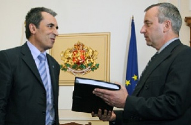 За коледните добавки и депутата