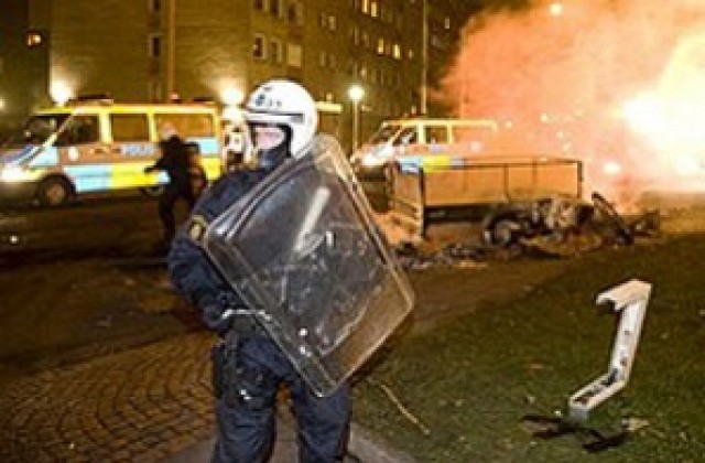 Шведски младежи се бият втори ден с полицията