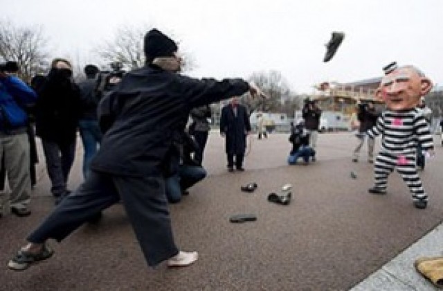 Протестиращи в Западния бряг хвърляха обувки срещу войници