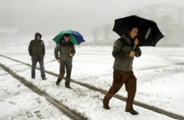 Снежни бури в САЩ оставиха стотици хиляди без ток и причиниха хаос по летищата