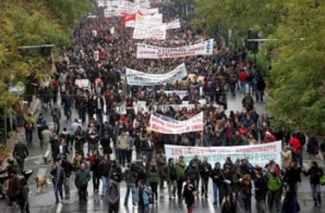 Протестиращи в Атина хвърляха запалителни бомби и палиха автомобили