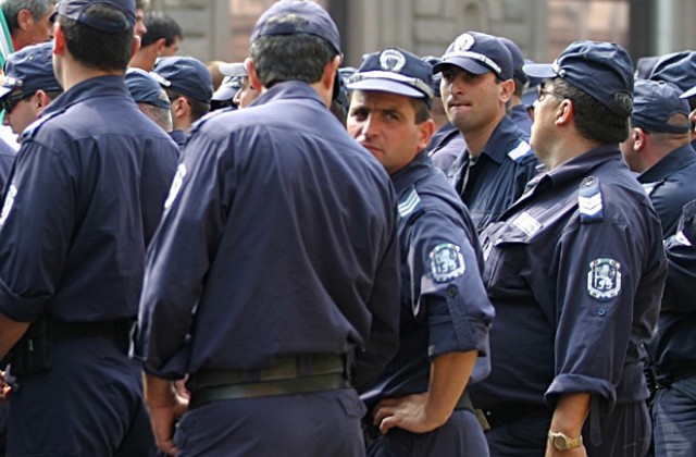 Полицаи се събират да „пият вода”