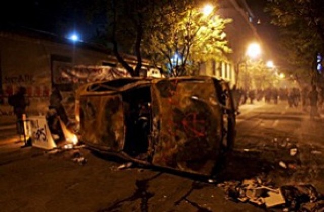 Експертиза сочи: полицаят стрелял към младежа в Атина