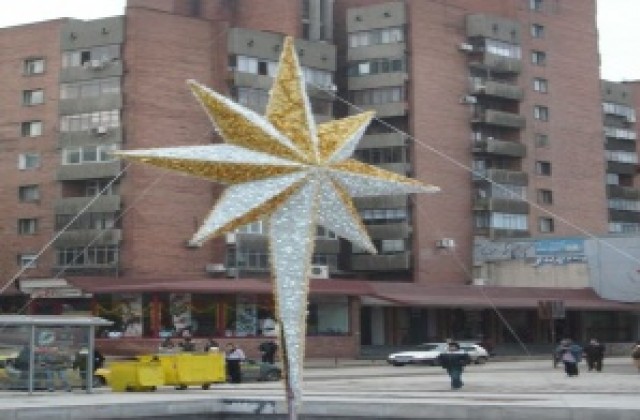 5-метрова коледна звезда грее в центъра на Свищов