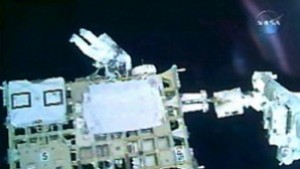 Космонавт и астронавт на космическа разходка