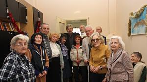 Коледни подаръци от Ламбо за артисти ветерани
