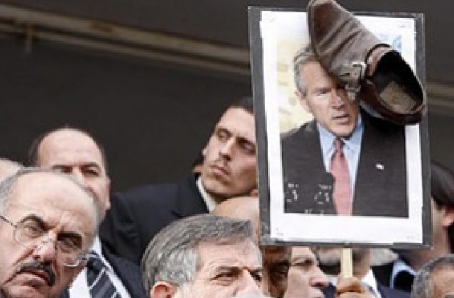 Две обувки за демокрация