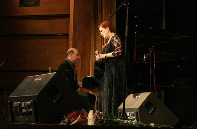 Йълдъз пее джаз