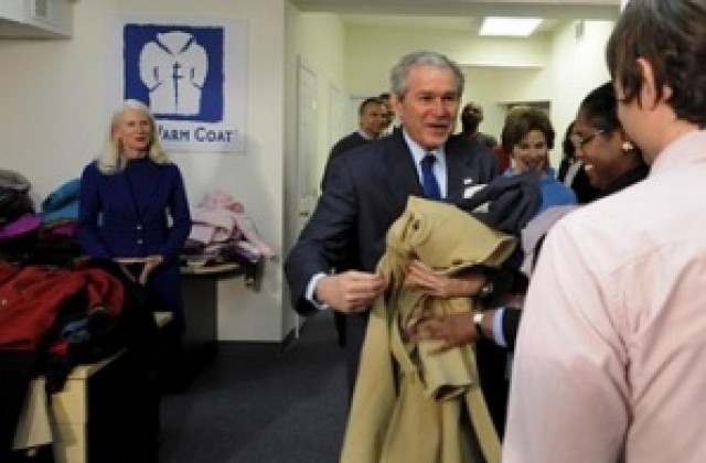 Семейство Буш дари палта на бедни сънародници