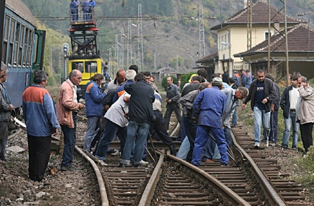 Влак блъсна такси в Берковица, трима пострадали