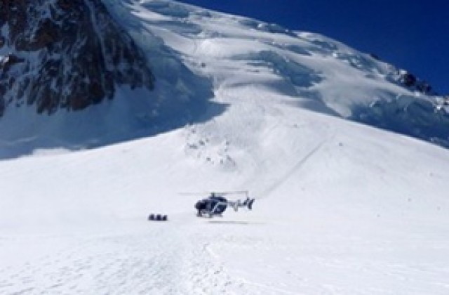 Лавина затрупа две групи сноубордисти в Канада