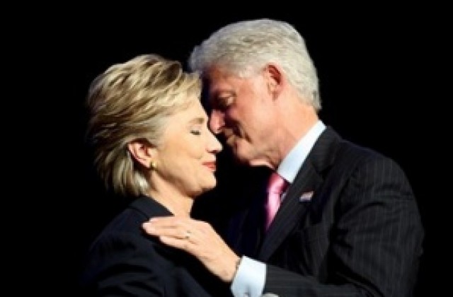 Бил и Хилари Клинтън спускат кристалната топка на Таймс Скуеър