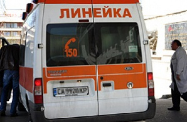 Кола блъсна линейка в Габрово