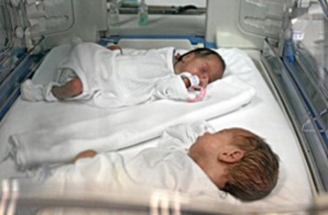 Семейство се сдоби с близначки с различен цвят на кожата за втори път