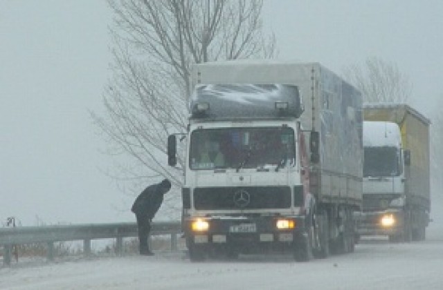Сняг затрупва страната, идва и във Варна