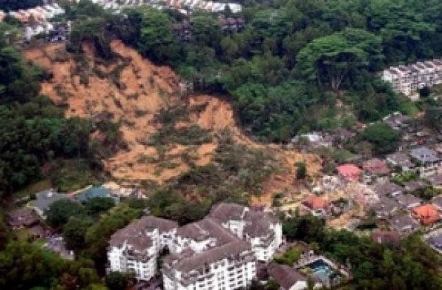 Хиляди се евакуират в Малайзия поради наводнения