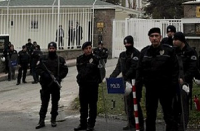 Турската полиция задържа 30 души, обвинени в опит за преврат