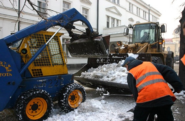 Продължава почистването на улиците в София