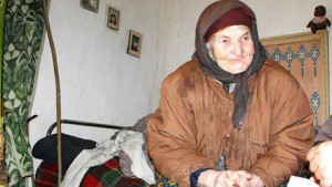 Столетничка пее песни научени от другарката Иванка