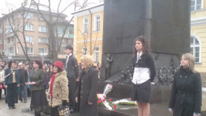 Венци пред паметника на Априлов