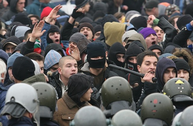 Студенти, фермери и еколози протестират отново пред НС