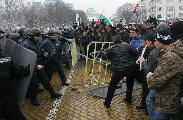 Втори ден протести пред НС, полицаите повече от демонстрантите