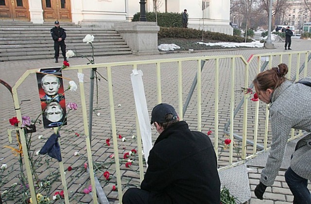 В петия ден на протестите – карамфили в памет на демокрацията